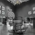 fauteuil barbier clovis gold - fauteuil barbier luxe - chaise barbier dorée - fauteuil vintage barbershop - mobilier barbier haut de gamme - fauteuil coiffure professionnel - fauteuil barbier hydraulique - fauteuil barbier capitonné - fauteuil barbier robuste - chaise barbier design doré - fauteuil barbier rétro luxe - équipement barbershop premium - fauteuil barbier confort - fauteuil barbier réglable - fauteuil barbier aluminium doré