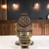 fauteuil barbier clovis gold - fauteuil barbier luxe - chaise barbier dorée - fauteuil vintage barbershop - mobilier barbier haut de gamme - fauteuil coiffure professionnel - fauteuil barbier hydraulique - fauteuil barbier capitonné - fauteuil barbier robuste - chaise barbier design doré - fauteuil barbier rétro luxe - équipement barbershop premium - fauteuil barbier confort - fauteuil barbier réglable - fauteuil barbier aluminium doré
