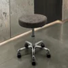 tabouret de coiffure professionnel - tabouret esthétique à roulettes - tabouret selle de cheval - siège assis debout professionnel - mobilier de coiffure et esthétique - tabouret ergonomique avec dossier - réglage hauteur vérin à gaz - mousse haute densité résiliente - piétement chrome étoile - roulettes anti-cheveux - tabouret de coupe coiffeur - tabouret pour tatoueur - siège de massage et soin - tabouret manucure et pédicure - revêtement simili-cuir lavable