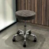 tabouret de coiffure professionnel - tabouret esthétique à roulettes - tabouret selle de cheval - siège assis debout professionnel - mobilier de coiffure et esthétique - tabouret ergonomique avec dossier - réglage hauteur vérin à gaz - mousse haute densité résiliente - piétement chrome étoile - roulettes anti-cheveux - tabouret de coupe coiffeur - tabouret pour tatoueur - siège de massage et soin - tabouret manucure et pédicure - revêtement simili-cuir lavable