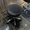 tabouret de coiffure professionnel - tabouret esthétique à roulettes - tabouret selle de cheval - siège assis debout professionnel - mobilier de coiffure et esthétique - tabouret ergonomique avec dossier - réglage hauteur vérin à gaz - mousse haute densité résiliente - piétement chrome étoile - roulettes anti-cheveux - tabouret de coupe coiffeur - tabouret pour tatoueur - siège de massage et soin - tabouret manucure et pédicure - revêtement simili-cuir lavable