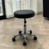 tabouret de coiffure professionnel - tabouret esthétique à roulettes - tabouret selle de cheval - siège assis debout professionnel - mobilier de coiffure et esthétique - tabouret ergonomique avec dossier - réglage hauteur vérin à gaz - mousse haute densité résiliente - piétement chrome étoile - roulettes anti-cheveux - tabouret de coupe coiffeur - tabouret pour tatoueur - siège de massage et soin - tabouret manucure et pédicure - revêtement simili-cuir lavable