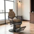 fauteuil barbier clovis - fauteuil barbier luxe - chaise barbier - fauteuil vintage barbershop - mobilier barbier haut de gamme - fauteuil coiffure professionnel - fauteuil barbier hydraulique - fauteuil barbier capitonné - fauteuil barbier robuste - chaise barbier design doré - fauteuil barbier rétro luxe - équipement barbershop premium - fauteuil barbier confort - fauteuil barbier réglable - fauteuil barbier aluminium doré