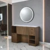 Coiffeuse barbier professionnelle - Poste de coiffage bois clair - Meuble salon de coiffure - Station de coiffage LED - Coiffeuse murale moderne - Mobilier barbier haut de gamme - Meuble de rangement coiffure - Miroir rond lumineux - Coiffeuse design contemporain - Mobilier coiffure premium