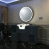 Coiffeuse barbier professionnelle - Poste de coiffage bois clair - Meuble salon de coiffure - Station de coiffage LED - Coiffeuse murale moderne - Mobilier barbier haut de gamme - Meuble de rangement coiffure - Miroir rond lumineux - Coiffeuse design contemporain - Mobilier coiffure premium