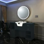 Coiffeuse barbier professionnelle - Poste de coiffage bois clair - Meuble salon de coiffure - Station de coiffage LED - Coiffeuse murale moderne - Mobilier barbier haut de gamme - Meuble de rangement coiffure - Miroir rond lumineux - Coiffeuse design contemporain - Mobilier coiffure premium