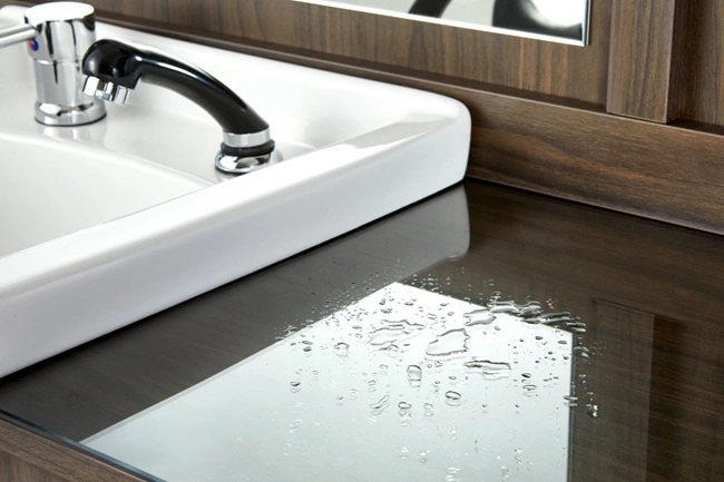 Coiffeuse barbier professionnelle - Poste de coiffage bois clair - Meuble salon de coiffure - Station de coiffage LED - Coiffeuse murale moderne - Mobilier barbier haut de gamme - Meuble de rangement coiffure - Miroir rond lumineux - Coiffeuse design contemporain - Mobilier coiffure premium