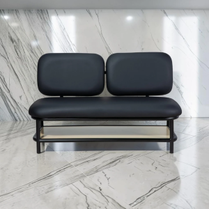 Porto B (1) canapé d’attente Porto B – banquette d’accueil salon coiffure – mobilier d’attente professionnel – canapé similicuir noir – canapé structure tubulaire – canapé design moderne – banquette salon barbier – canapé avec étagère bois – mobilier accueil contemporain – canapé compact salon – banquette d’attente élégante – canapé rangement intégré – mobilier salon durable – canapé d’accueil premium – banquette moderne professionnelle