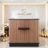 Comptoir d’accueil professionnel – Meuble de réception salon – Comptoir caisse coiffure – Mobilier de coiffure haut de gamme – Comptoir de salon moderne – Meuble d’accueil design – Comptoir de réception personnalisé – Mobilier professionnel esthétique – Comptoir caisse lumineux LED – Meuble d’accueil sur mesure