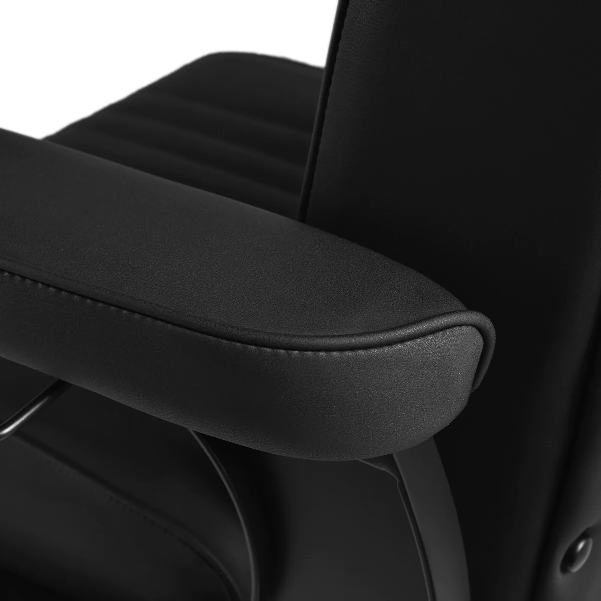 Fauteuil de barbier LEVI Black - Fauteuil barbier professionnel - chaise de barbier vintage - fauteuil de coiffure pour homme - fauteuil de coiffure vintage - mobilier de coiffure professionnel - mobilier barbier professionnel - siège barber - fauteuil barbershop