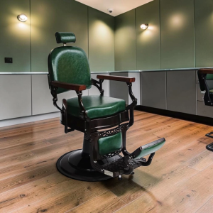 Fauteuil Barbier AFTER 8-1 fauteuil de barbier AFTER 8 – fauteuil barbier vert – fauteuil barbier vintage – fauteuil barbier professionnel – fauteuil barbier massant – fauteuil barbier bois – fauteuil barbier haut de gamme – fauteuil barbier cuir PVC – fauteuil barbier inclinable – mobilier barbier premium – chaise de barbier rétro – fauteuil barbier design – fauteuil de coupe homme – fauteuil barbershop moderne – fauteuil barbier robuste