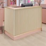Comptoir d’accueil professionnel - Meuble de réception salon - Comptoir caisse coiffure - Mobilier de coiffure haut de gamme - Comptoir de salon moderne - Meuble d’accueil design - Comptoir de réception personnalisé - Mobilier professionnel esthétique - Comptoir caisse lumineux LED - Meuble d’accueil sur mesure