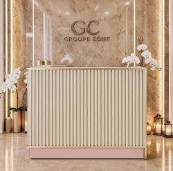 Meuble Henry L (2) Comptoir d’accueil professionnel - Meuble de réception salon - Comptoir caisse coiffure - Mobilier de coiffure haut de gamme - Comptoir de salon moderne - Meuble d’accueil design - Comptoir de réception personnalisé - Mobilier professionnel esthétique - Comptoir caisse lumineux LED - Meuble d’accueil sur mesure