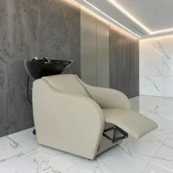 Wisp Power+ Beige (11) bac à shampoing professionnel - fauteuil coiffure lavage - bac coiffure ergonomique - chaise longue électrique salon - repose‑pieds électrique - cuve céramique basculante - fauteuil lavage confort - mobilier salon coiffure - siège shampoing haut de gamme - bac esthétique moderne - fauteuil PVC haute qualité - équipement coiffure premium - bac lavage robuste - fauteuil shampoing relax - mobilier coiffure design