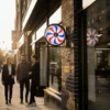 enseigne barbier lumineuse – barber pole LED rotatif – enseigne salon de coiffure homme – signalétique barber shop design – enseigne extérieure étanche IP44 – éclairage façade professionnel – enseigne ronde premium – enseigne barbershop moderne – enseigne murale haute visibilité – enseigne VORTEX groupecoiff