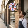enseigne barbier lumineuse – barber pole LED rotatif – enseigne salon de coiffure homme – signalétique barber shop design – enseigne extérieure étanche IP44 – éclairage façade professionnel – enseigne ronde premium – enseigne barbershop moderne – enseigne murale haute visibilité – enseigne VORTEX groupecoiff