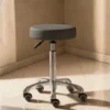 tabouret de coiffure professionnel - tabouret esthétique professionnel - siège esthéticienne ergonomique - tabouret de soin hydraulique - mobilier salon de beauté - tabouret professionnel pivotant - siège de coiffure réglable - tabouret manucure pédicure - équipement institut esthétique - tabouret assise matelassée - mobilier esthétique haut de gamme