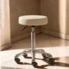 tabouret de coiffure professionnel - tabouret esthétique professionnel - siège esthéticienne ergonomique - tabouret de soin hydraulique - mobilier salon de beauté - tabouret professionnel pivotant - siège de coiffure réglable - tabouret manucure pédicure - équipement institut esthétique - tabouret assise matelassée - mobilier esthétique haut de gamme
