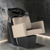 Bac à Shampoing Vitoria Beige (1) bac à shampoing Vitoria – lave‑tête céramique noire – bac de lavage professionnel – fauteuil shampoing noir – mobilier coiffure premium – vasque profonde salon – bac coiffure ergonomique – station de lavage moderne – fauteuil shampoing design – bac de lavage durable – mobilier salon noir – lave‑tête confortable – bac shampoing minimaliste – poste de lavage élégant – bac coiffure haut de gamme