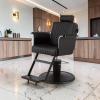 fauteuil de barbier DUK – fauteuil barbier hydraulique – fauteuil de coupe professionnel – fauteuil barbier noir – fauteuil barbier beige – fauteuil barbier stable – fauteuil barbier confortable – fauteuil barbier design moderne – fauteuil barbier accoudoirs bois – fauteuil barbier chromé – fauteuil barbier doré – mobilier barbier premium – fauteuil barbier matelassé – fauteuil barbier PVC – fauteuil barbier haute densité