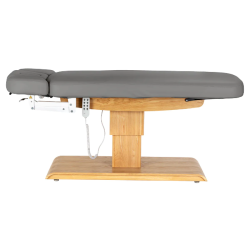 Sillon Relax Gris Bois Clair (7).webp Sillon Relax care table – electric SPA table – light wood massage table – ergonomic care bed – professional aesthetic table – adjustable spa table – segmented SPA mattress – electric spa table – high-end wellness furniture – stable spa table – premium aesthetic table – tiltable care bed – modern spa table – aesthetic salon equipment – comfortable massage table