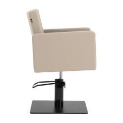 Vitoria Beige (4) fauteuil de coiffeur Gabbiano Vitoria Beige – fauteuil coiffure hydraulique – siège coiffure professionnel – fauteuil salon moderne – mobilier coiffure premium – fauteuil ergonomique beige – fauteuil rotation 360 – base carrée noire mat – fauteuil coiffeur minimaliste – siège coiffure confortable – fauteuil salon durable – mobilier coiffure design – fauteuil professionnel esthétique – fauteuil coiffeur revêtement synthétique – fauteuil réglable hauteur