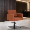 Vitoria Marron (1) fauteuil de coiffeur Gabbiano Vitoria Beige – fauteuil coiffure hydraulique – siège coiffure professionnel – fauteuil salon moderne – mobilier coiffure premium – fauteuil ergonomique beige – fauteuil rotation 360 – base carrée noire mat – fauteuil coiffeur minimaliste – siège coiffure confortable – fauteuil salon durable – mobilier coiffure design – fauteuil professionnel esthétique – fauteuil coiffeur revêtement synthétique – fauteuil réglable hauteur